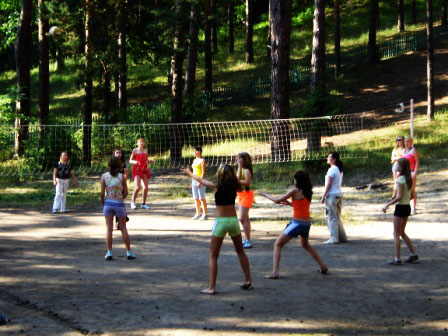 Детский отдых на волейбольном поле